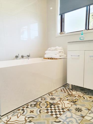 Marazul BEST DEAL Stone Bathtub WIFI Functional - Darwin Holiday 0