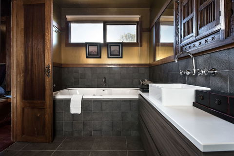 Hills End Iris - Darwin Holiday 5