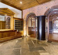 Upscale Polished King Street Suite - Darwin Holiday