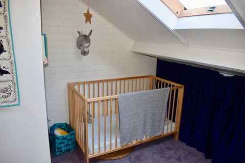 Charming Cottage With Leafy Courtyard - Darwin Holiday 1