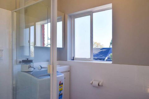 Sun-drenched 1 Bed Studio Apartment In Newtown - Darwin Holiday 2