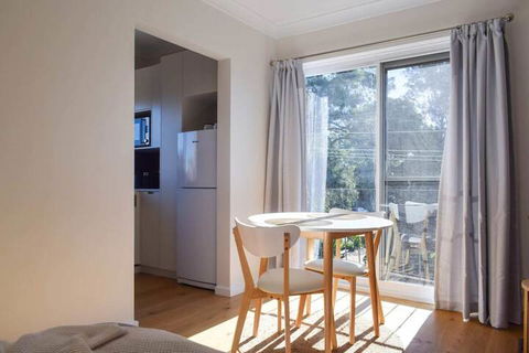 Sun-drenched 1 Bed Studio Apartment In Newtown - Darwin Holiday 4