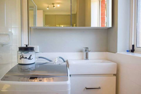 Sun-drenched 1 Bed Studio Apartment In Newtown - Darwin Holiday 7
