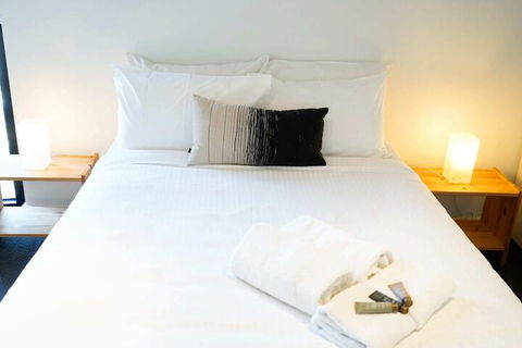 Modern 2BD W / City Views Pool Gym & Rooftop - Darwin Holiday 6