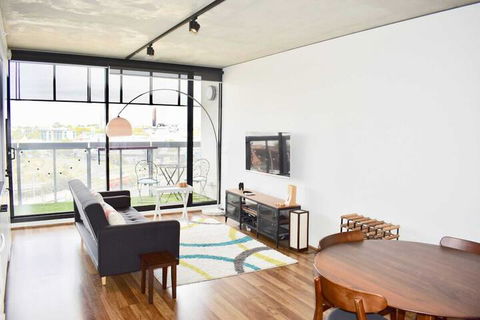 Modern 2BD W / City Views Pool Gym & Rooftop - Darwin Holiday 5