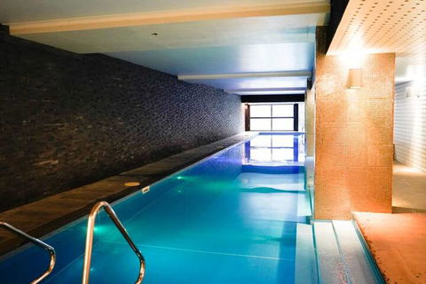 Modern 2BD W / City Views Pool Gym & Rooftop - Darwin Holiday 2