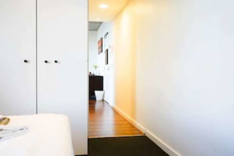 Modern 2BD W / City Views Pool Gym & Rooftop - Darwin Holiday 0