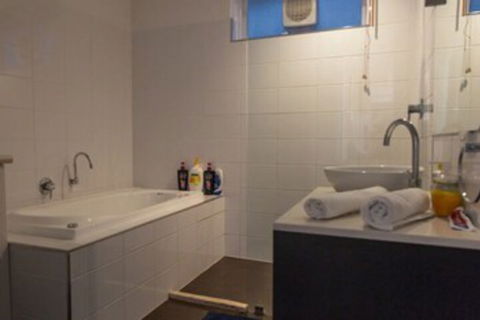 Bright & Spacious 2 Bedroom Apartment In Windsor - Darwin Holiday 2