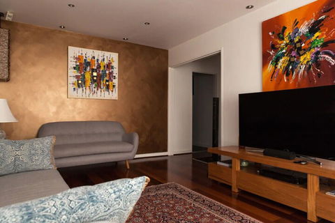 Bright & Spacious 2 Bedroom Apartment In Windsor - Darwin Holiday 5
