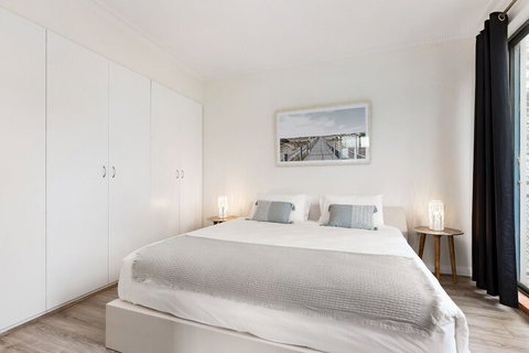 Spacious & Sunny 1 Bdrm In Surry Hills - FOV - Darwin Holiday 4