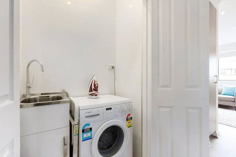 Spacious & Sunny 1 Bdrm In Surry Hills - FOV - Darwin Holiday 7