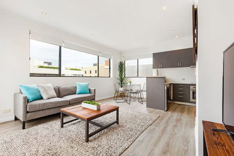 Spacious & Sunny 1 Bdrm In Surry Hills - FOV - Darwin Holiday 6