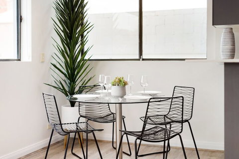 Spacious & Sunny 1 Bdrm In Surry Hills - FOV - Darwin Holiday 3