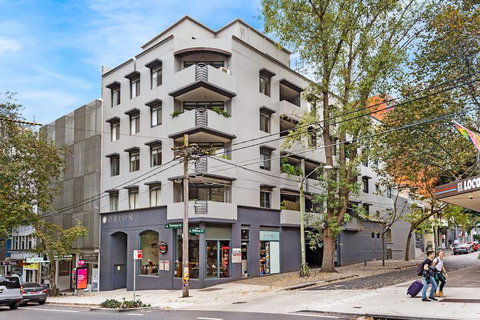 Spacious & Sunny 1 Bdrm In Surry Hills - FOV - Darwin Holiday 2