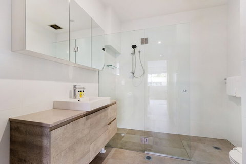 Spacious & Sunny 1 Bdrm In Surry Hills - FOV - Darwin Holiday 5