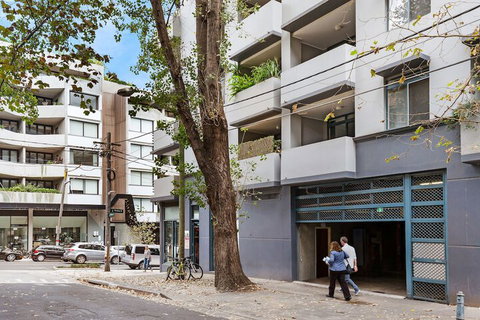 Spacious & Sunny 1 Bdrm In Surry Hills - FOV - Darwin Holiday 1