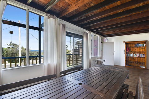 Chalet By The Sea, 10 Pelican Street, Peregian Beach - Darwin Holiday 4