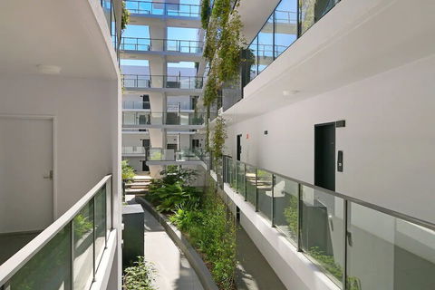 Large Modern 2 Bedroom Apartment Near Lake Claremont - Darwin Holiday 4