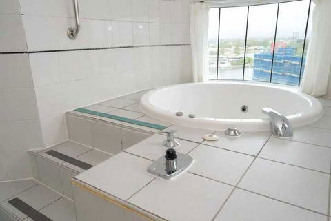 Comfortable 2 Bedroom Apartment With River Views - Darwin Holiday 6