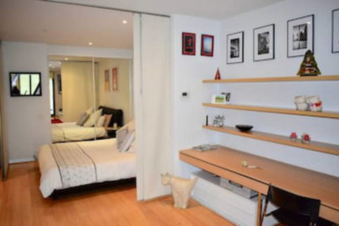 Spacious 1 Bedroom Apartment In The Heart Of Melbourne's CBD - Darwin Holiday 0
