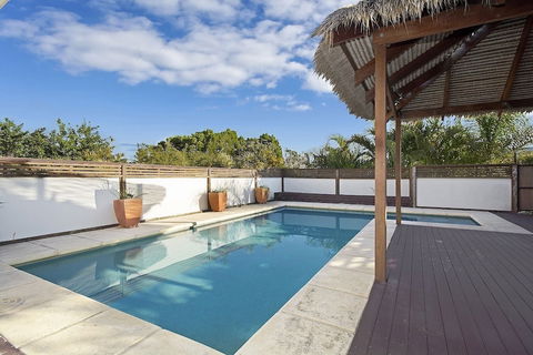 Minutes Walk To Peregian Beach & Surf! Unit 1 / 28 Pelican Street - Darwin Holiday 0