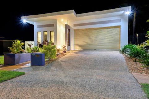 Luxury Darwin City Lights Jacuzzi Central Location Large House New Furnishings - Darwin Holiday 0
