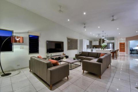 Luxury Darwin City Lights Jacuzzi Central Location Large House New Furnishings - Darwin Holiday 5