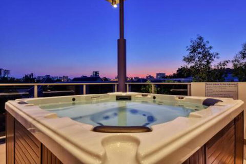 Luxury Darwin City Lights Jacuzzi Central Location Large House New Furnishings - Darwin Holiday 6