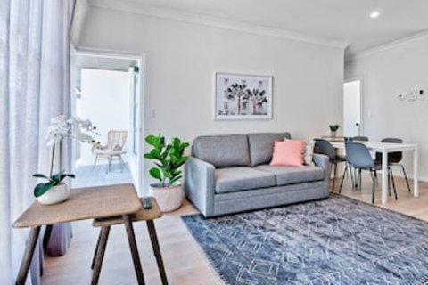 2 Bedroom Apt With Balcony & Air Con In Plympton - Darwin Holiday 0