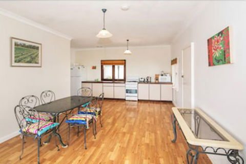 Storm Bay Cottage - Darwin Holiday 4