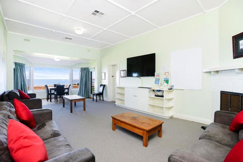 Victor Harbor Beachfront Bliss + WiFi - Darwin Holiday 4