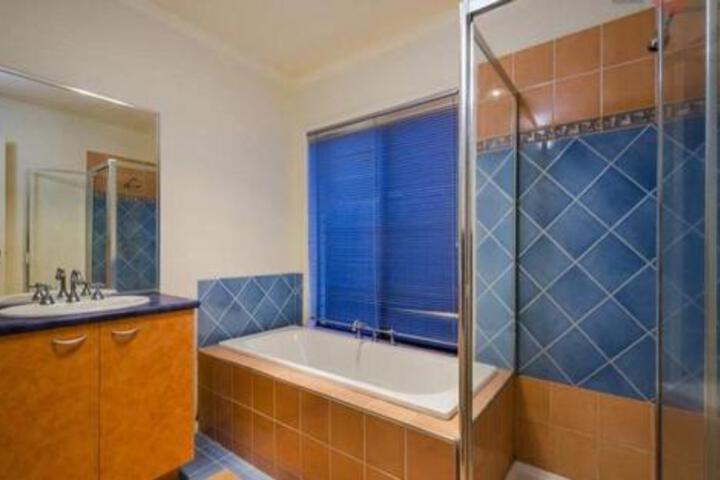 Altona Meadows VIC Darwin Holiday