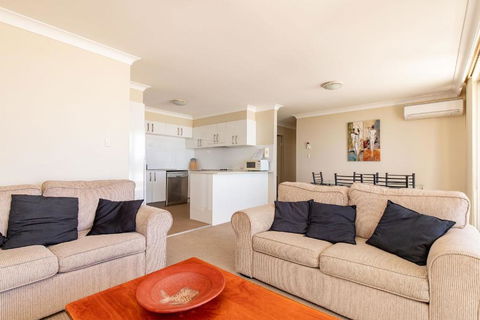 Beachpoint Unit 402 28 North Street - Darwin Holiday 1