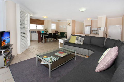 Unit 3 On The Park Coolum Beach - Darwin Holiday 6