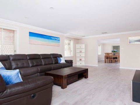 Townhouse On Tomaree 6 / 26 - Darwin Holiday 3