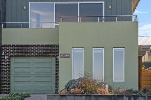 Moyan Standing Tall At The Edge Of The Indian Ocean - Darwin Holiday 1