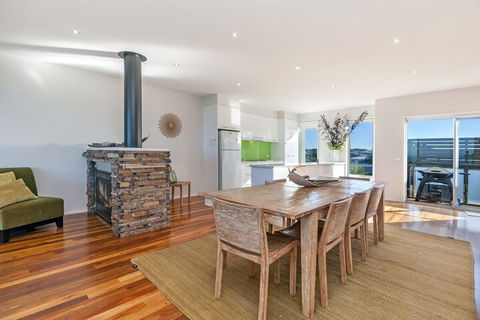 Moyan Standing Tall At The Edge Of The Indian Ocean - Darwin Holiday 4