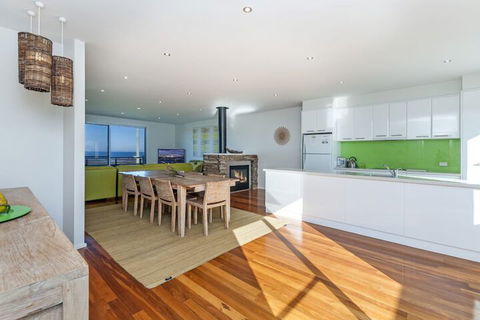 Moyan Standing Tall At The Edge Of The Indian Ocean - Darwin Holiday 6