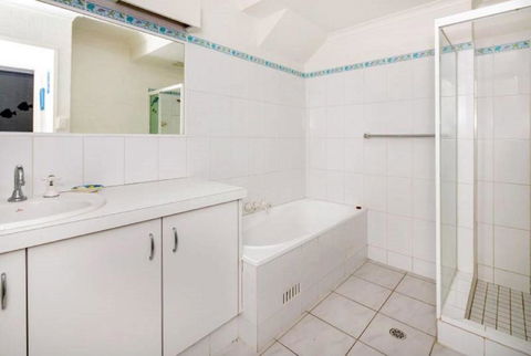 Kendall Beach Apartments 5 Belongil Beach - Darwin Holiday 2