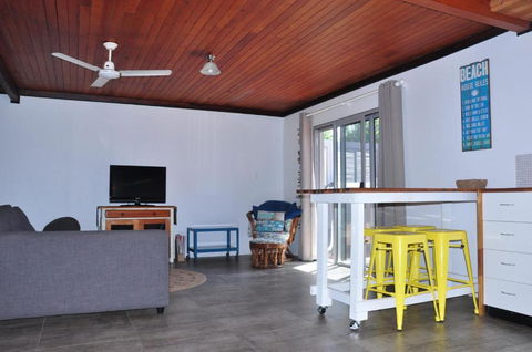 12 Zircon Street Renovated Beach Shack With The Perfect Blend Of Comfort & Coastal Cool - Darwin Holiday 1