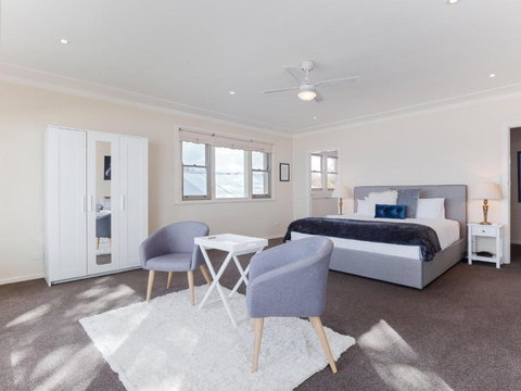 Filoli 91 Foreshore Drive Huge Waterfront Home - Darwin Holiday 5