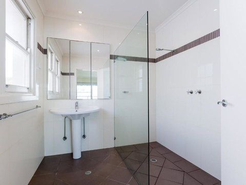 Filoli 91 Foreshore Drive Huge Waterfront Home - Darwin Holiday 6