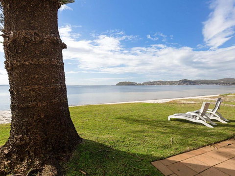 Filoli 91 Foreshore Drive Huge Waterfront Home - Darwin Holiday 1