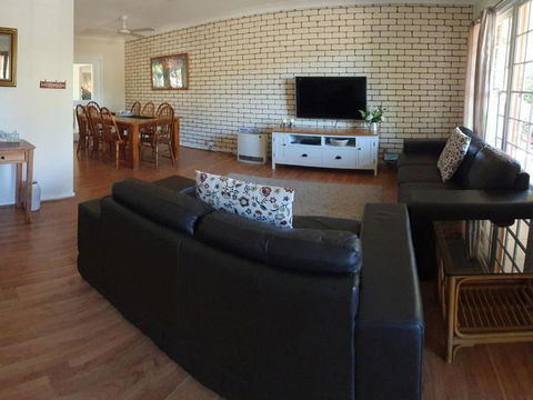 Cuddles Cottage 4 Christmas Bush Avenue Pet Friendly Holiday House Near Dutchies - Darwin Holiday 1
