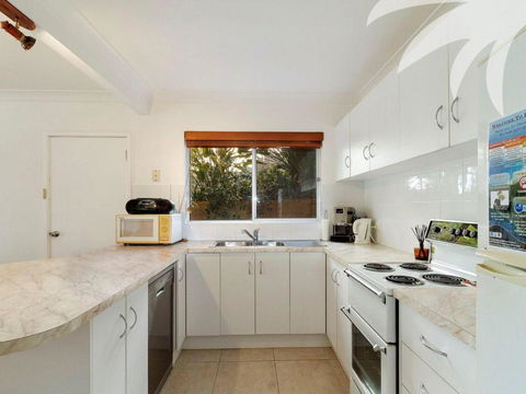 Picture Perfect Lizzie Palms 2 - Darwin Holiday 4