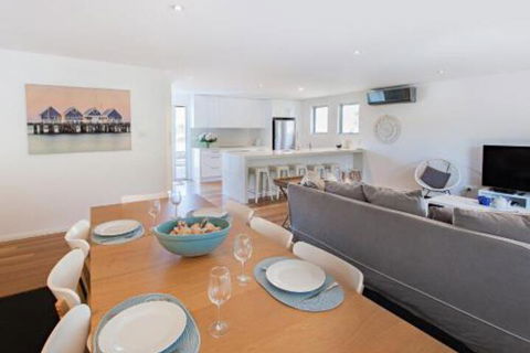 Thurlow Beach House With Pool Stroll To CBD & Dutchies Beach - Darwin Holiday 4