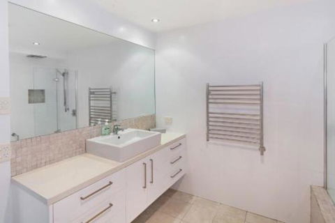 Thurlow Beach House With Pool Stroll To CBD & Dutchies Beach - Darwin Holiday 1