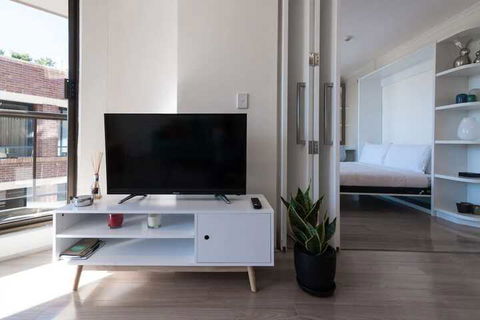 New Modern Apartment In Central Location - Darwin Holiday 7