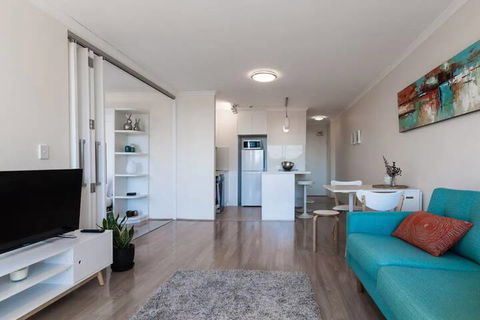 New Modern Apartment In Central Location - Darwin Holiday 4