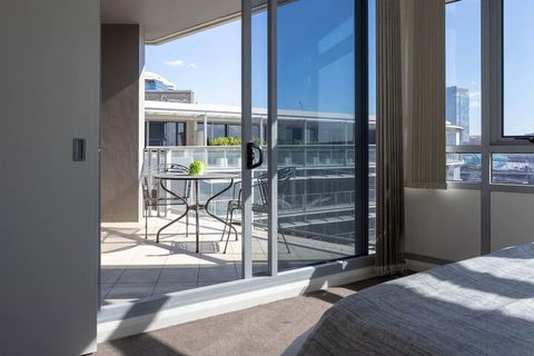 Modern Harbourside Apartment With A View - Darwin Holiday 5